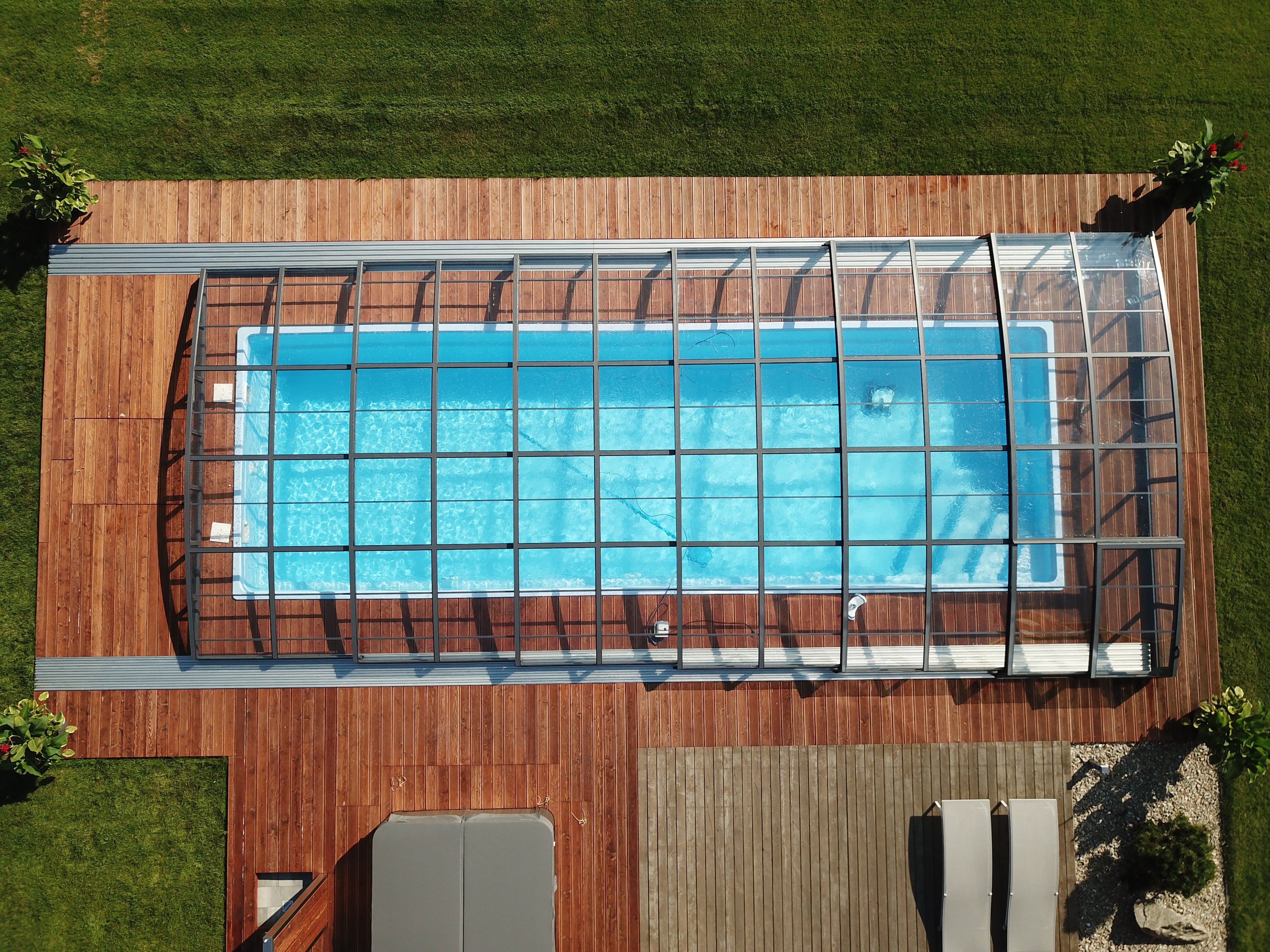 Ett installerat pooltak skyline över en pool på en altan
