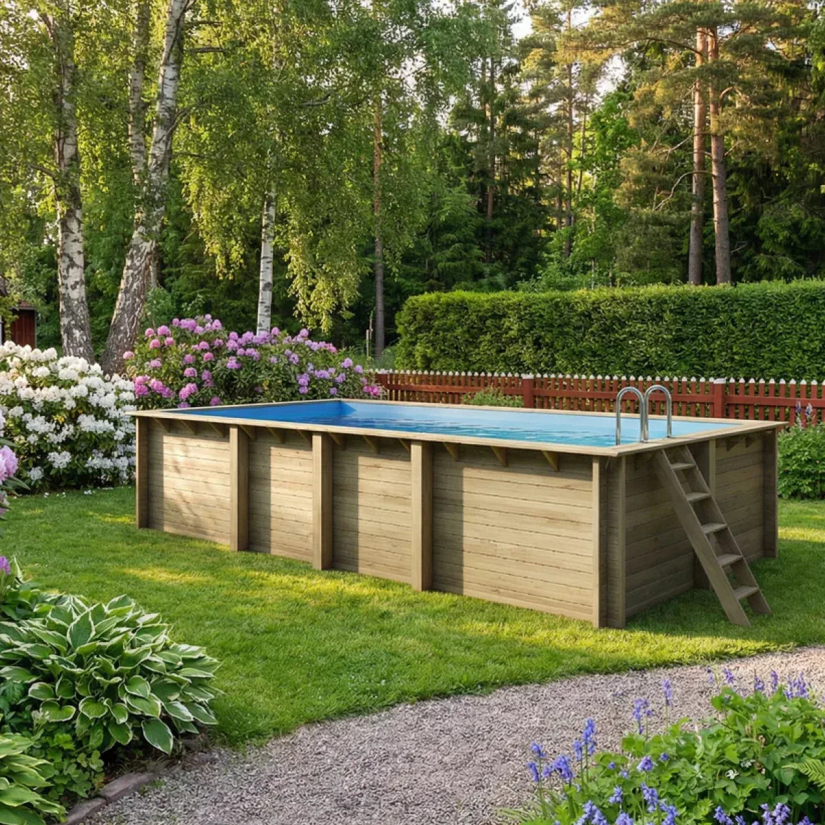 Träpool sjö placerad intill ett staket med syrenbuskar i bakgrunden