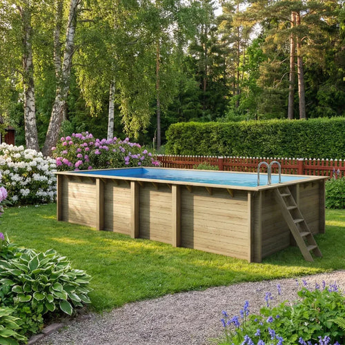 Träpool sjö placerad intill ett staket med syrenbuskar i bakgrunden