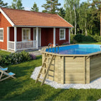 Träpool Sol från Enkla Poolen placerad i en trädgård