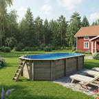 Träpool Våg från Enkla Poolen placerad i en trädgård 