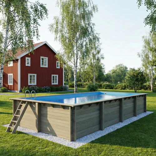 Träpool hav, vår största pool med plats för dina nära och kära placerad i en trädgård